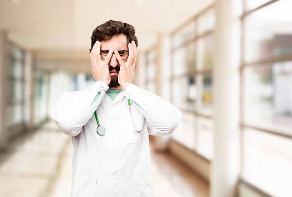 Jonge dokter man huilen — Stockfoto
