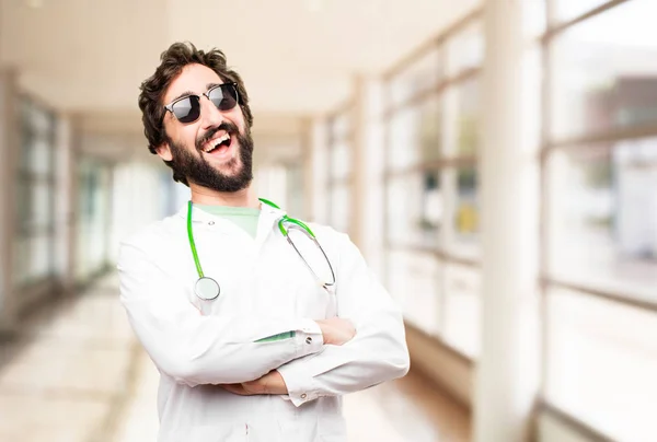 Człowiek młody lekarz z wyrażenie zadowolony — Zdjęcie stockowe