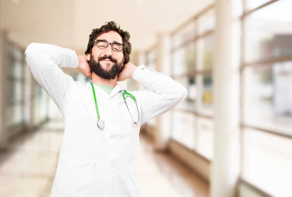 Człowiek młody lekarz z wyrażenie zadowolony — Zdjęcie stockowe