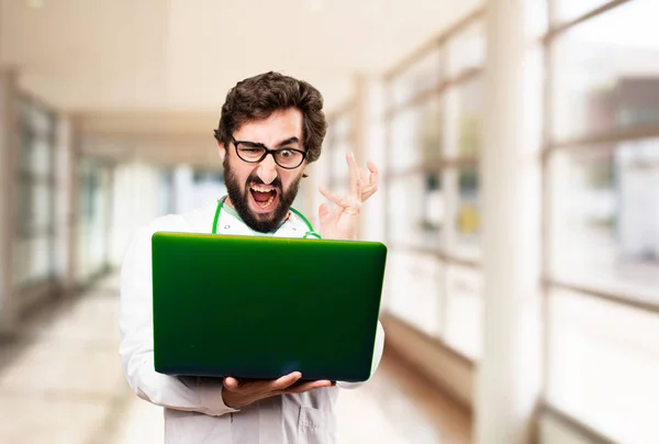 Człowiek młody lekarz z laptopem — Zdjęcie stockowe