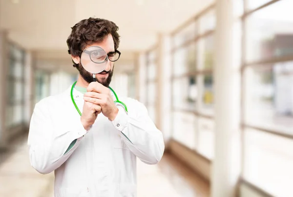 Jonge dokter man met een vergrootglas — Stockfoto