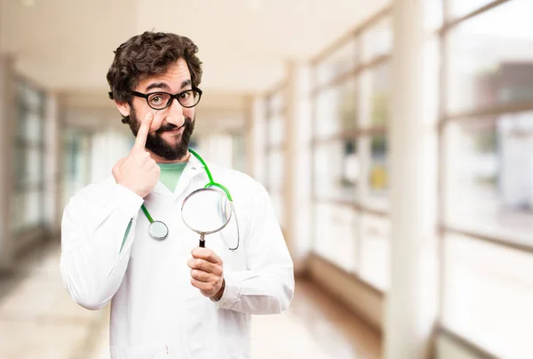 Jonge dokter man met een vergrootglas — Stockfoto