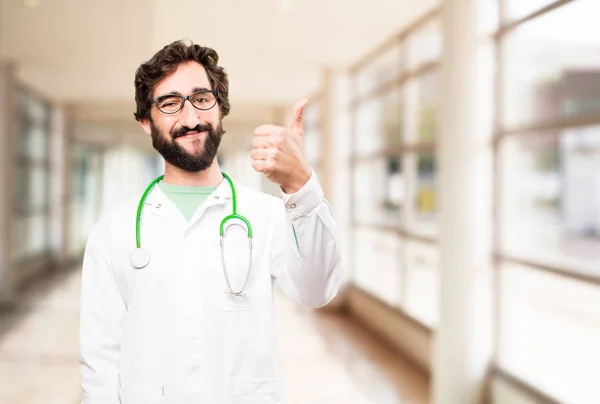 Junger Arzt mit Okay-Zeichen — Stockfoto