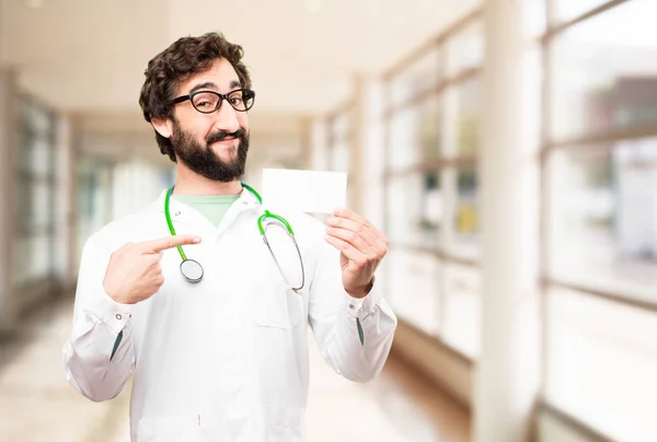 Joven doctor hombre con tarjeta de nombre —  Fotos de Stock