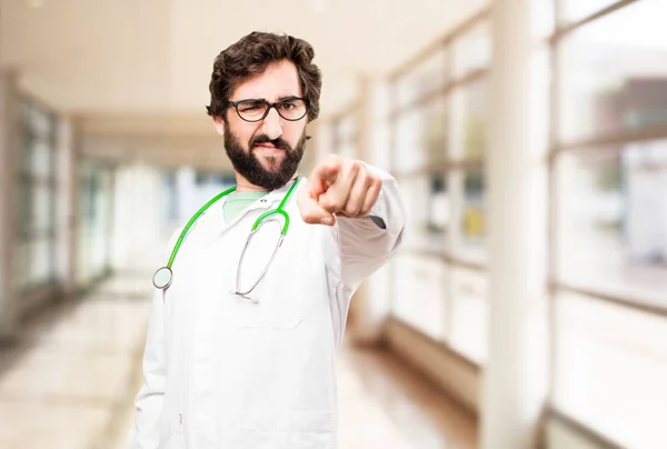 Jovem médico homem apontando — Fotografia de Stock