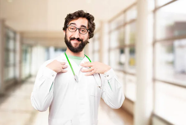 Jovem médico homem com expressão orgulhosa — Fotografia de Stock