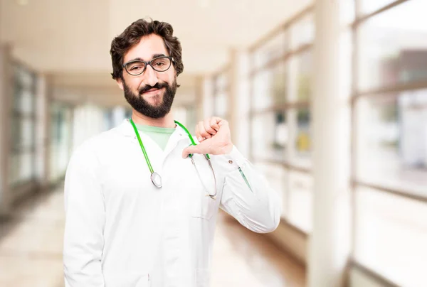 Mladý lékař muž s hrdým výrazem — Stock fotografie