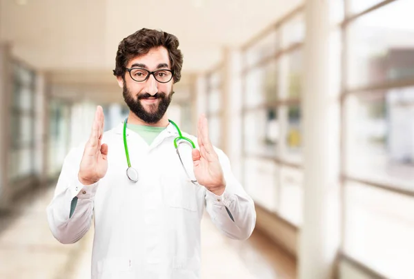 Jovem médico homem mostrando sinal — Fotografia de Stock
