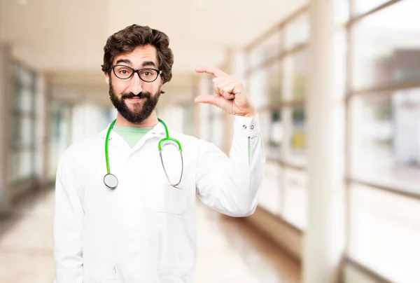 Genç doktor adam gösteren işareti — Stok fotoğraf