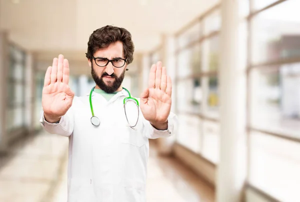 Genç doktor adam dur işareti ile — Stok fotoğraf