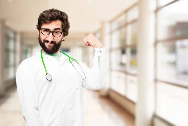 Człowiek młody lekarz w stanowią silne — Zdjęcie stockowe