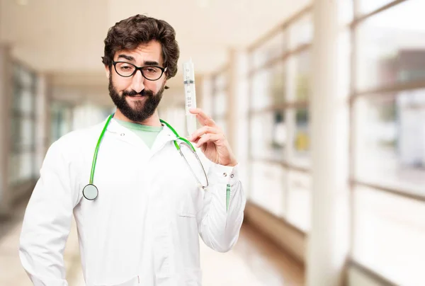 Jonge dokter man met een injectiespuit — Stockfoto