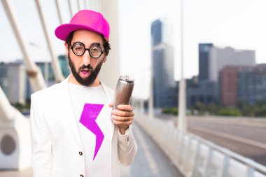 bir bira ile genç çılgın işadamı