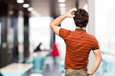 Genç serin adam geri