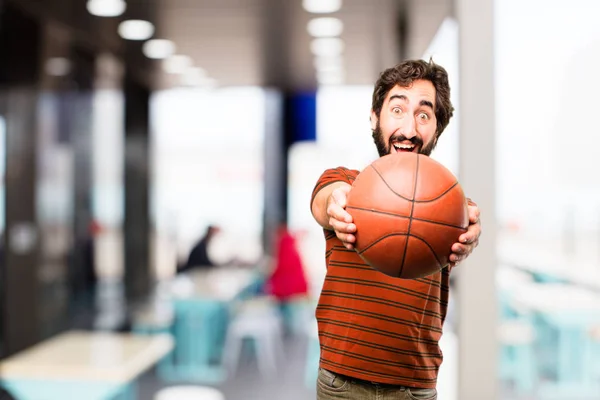 Jovem legal homem com bola de basquete — Fotografia de Stock