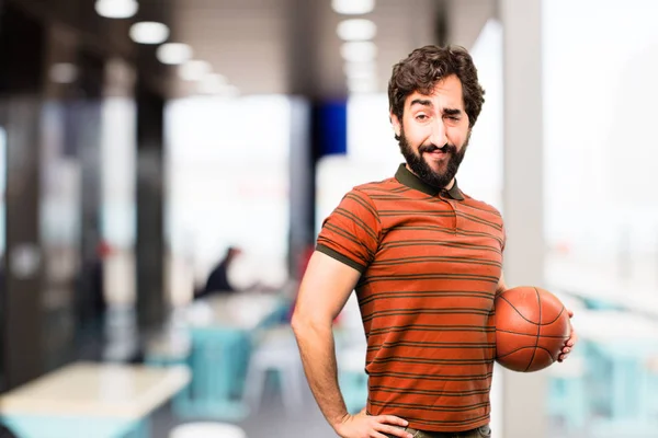 Молодой крутой человек с баскетбольным мячом — стоковое фото