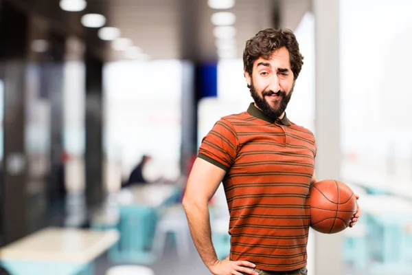 Jeune homme cool avec ballon de basket — Photo