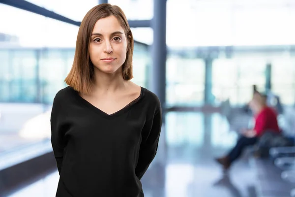 Mooie jongedame in trots poseren — Stockfoto