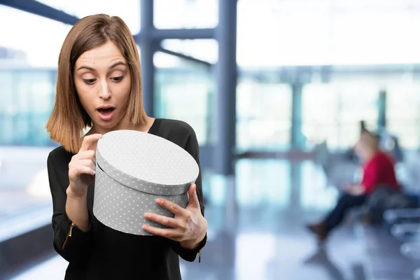 Mujer bonita sorprendida con cajas —  Fotos de Stock