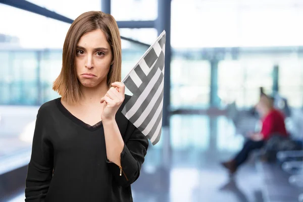 Giovane bella donna con una bandiera — Foto Stock