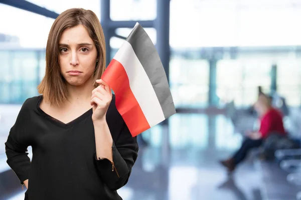 Jeune jolie femme avec un drapeau — Photo