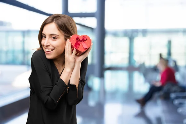 Giovane bella donna con un dono — Foto Stock