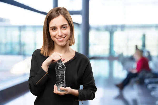 Giovane bella donna con bottiglia d'acqua — Foto Stock