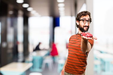 kırmızı bir araba ile genç serin adam