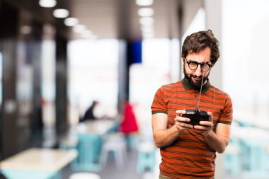 bir uzaktan kumanda ile genç serin adam