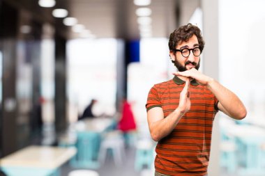 zaman aşımı işareti ile serin adam