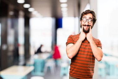 gülümseyen genç serin adam