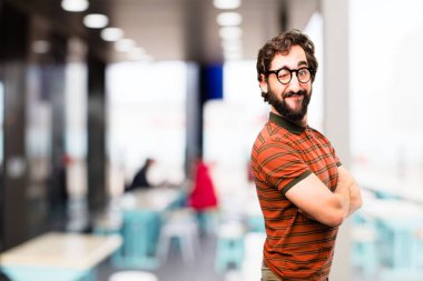 Genç serin adam kırpan göz