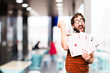 poker aslar ile genç serin adam