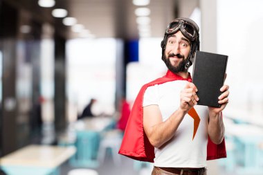 bir kitapla genç süper kahraman