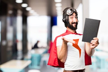 bir kitapla genç süper kahraman