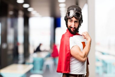 Genç süper kahraman güçlü işareti ile