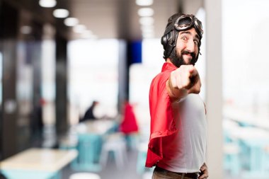 işaret eden genç süper kahraman