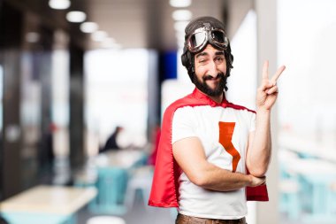 zafer işareti ile genç süper kahraman