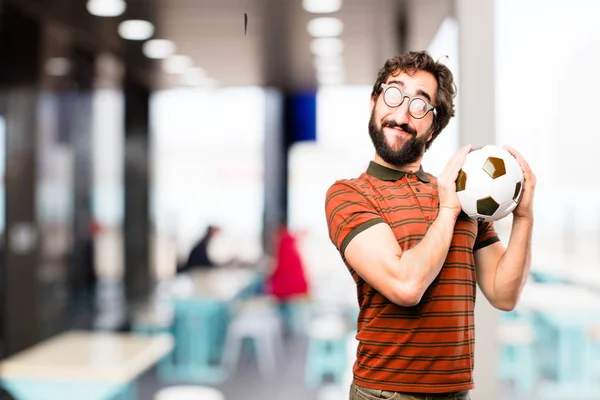 Junger cooler Mann mit einem Fußballball — Stockfoto