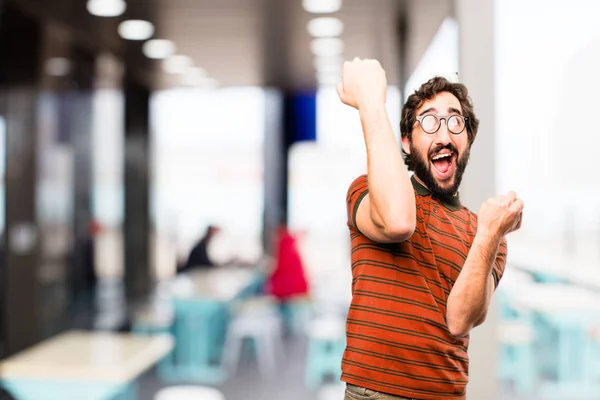 Leuke jongeman met overwinning teken — Stockfoto