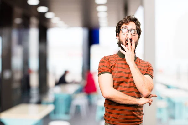 Joven fresco hombre bostezando — Foto de Stock