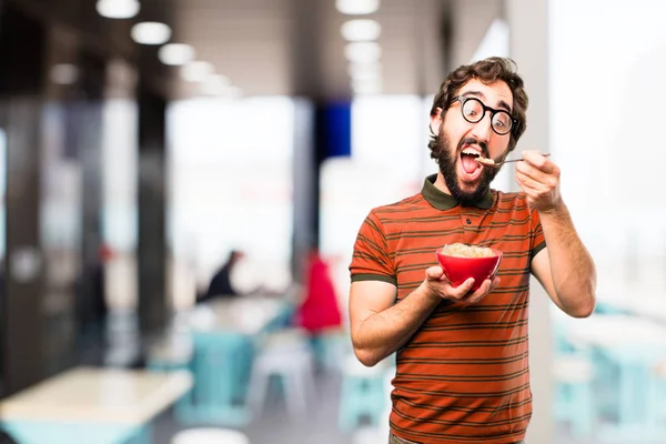 Jovem cool homem tomando café da manhã — Fotografia de Stock