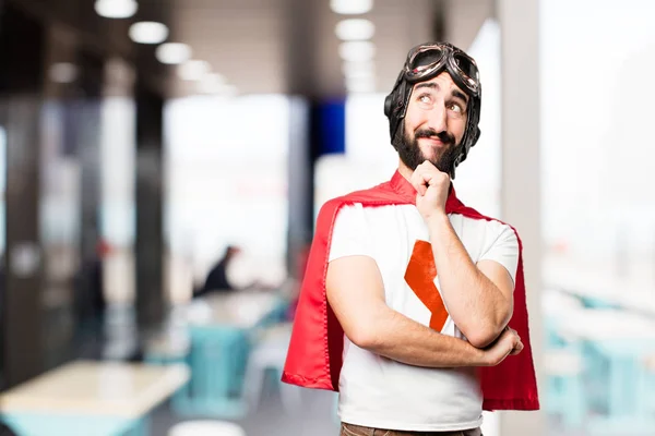 Junger Superheld mit verwirrtem Gesichtsausdruck — Stockfoto