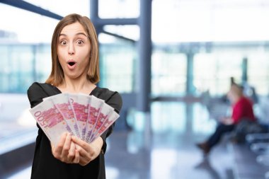 faturaları ile sürpriz genç güzel kadın