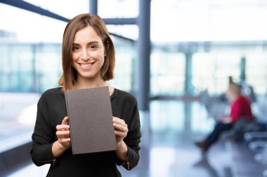 genç kadın bir kitap ile güzel