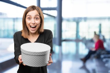 kutuları ile sürpriz güzel kadın