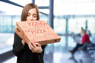 bir pizza ile genç güzel kadın