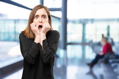 korkmuş ifade ile sürpriz güzel kadın