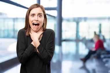 sürpriz genç güzel kadın stres poz