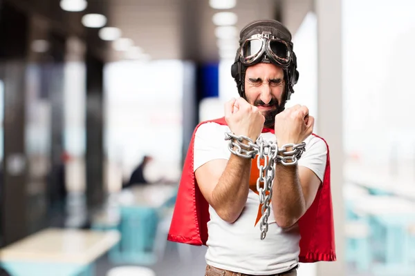 Joven super héroe con una cadena de acero — Foto de Stock